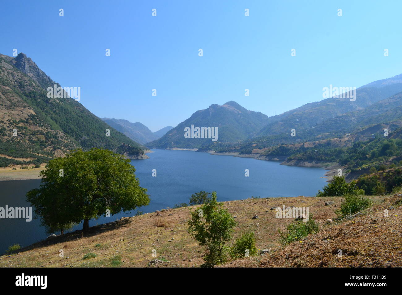 Une vue sur un lac en Turquie. Banque D'Images