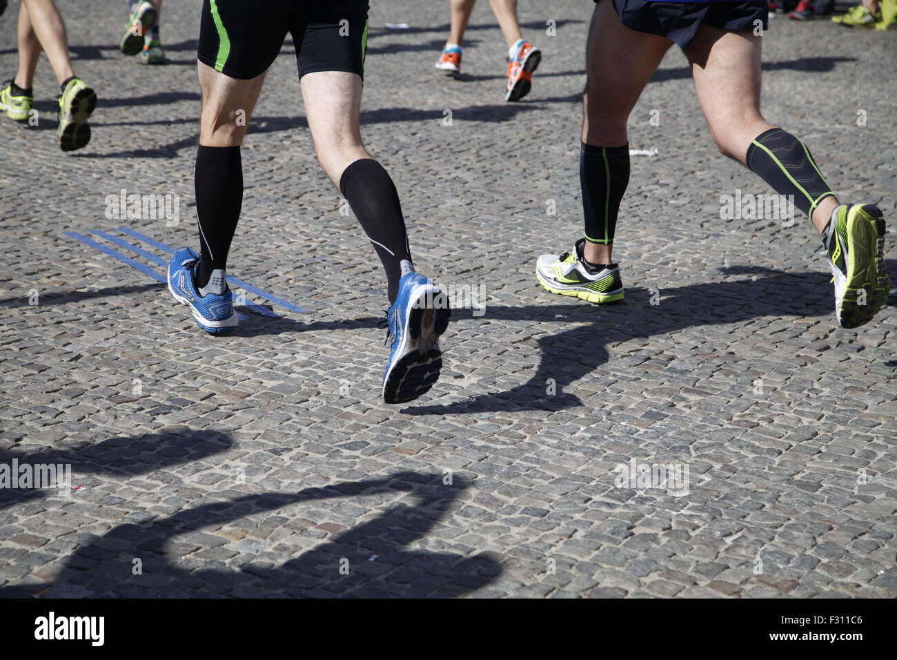 Berlin, Allemagne. 27. Septembre 2015, les coureurs du Marathon de Berlin près de la porte de Brandebourg, Berlin, Allemagne, Europe Crédit : Stefan Papp/Alamy Live News Banque D'Images