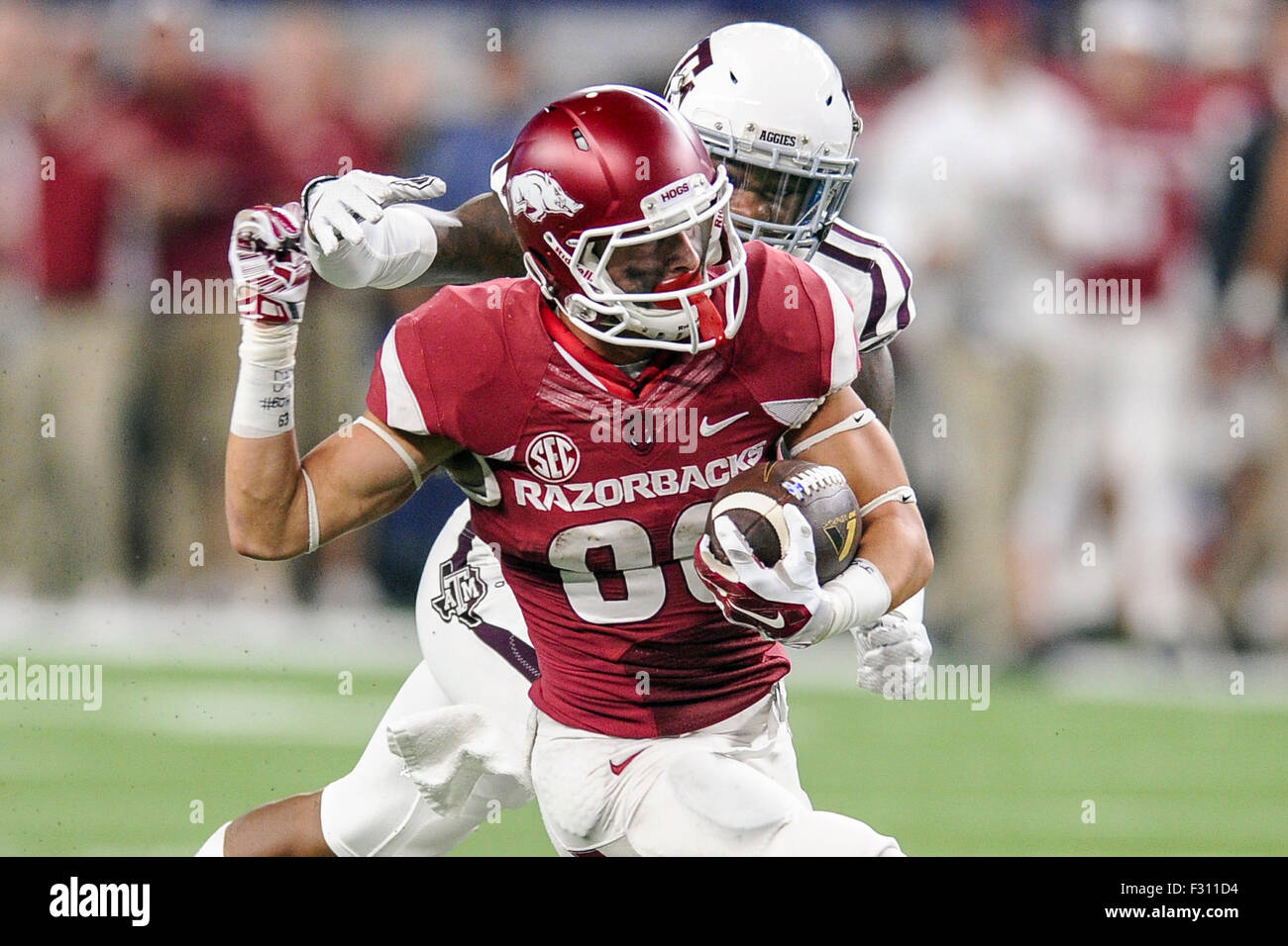 Récepteur de l'Arkansas a appelé Morgan (80) secoue l'attaquer de la Texas A&M arrière défensif Nick Harvey (8) au cours d'un match de football de la NCAA à AT&T Stadium samedi, 26 Septembre, 2015, à Arlington, au Texas. Michael Prengler/CSM Banque D'Images