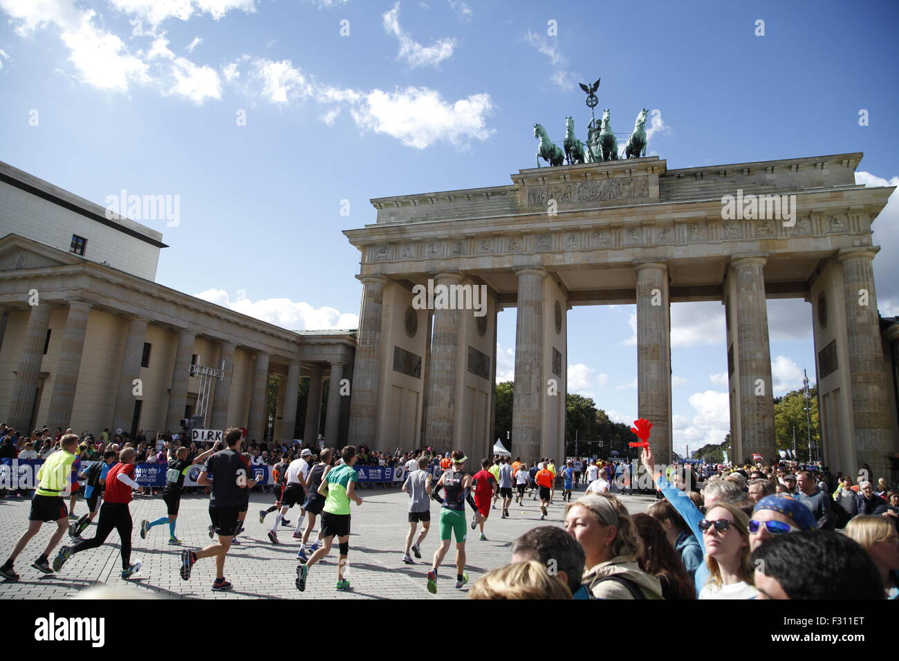 Berlin, Allemagne. 27. Septembre 2015, les coureurs du Marathon de Berlin près de la porte de Brandebourg, Berlin, Allemagne, Europe Crédit : Stefan Papp/Alamy Live News Banque D'Images