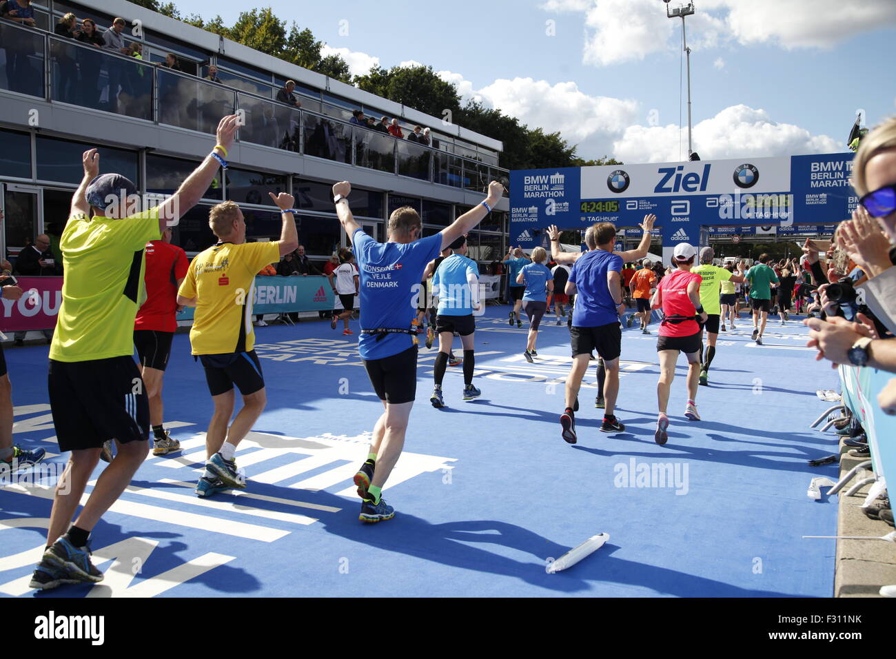 Berlin, Allemagne. 27. Septembre 2015, les coureurs du Marathon de Berlin près de la porte de Brandebourg, Berlin, Allemagne, Europe Crédit : Stefan Papp/Alamy Live News Banque D'Images
