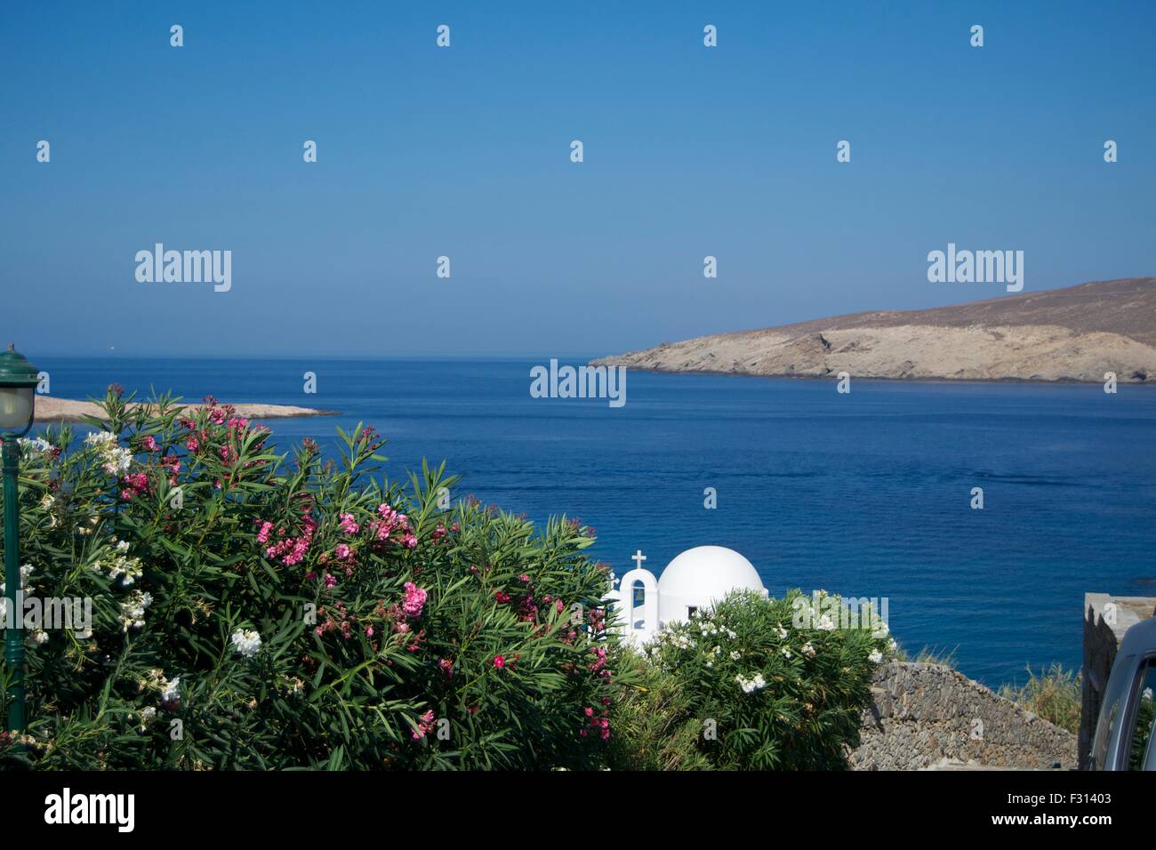 L'île grecque de l'eau bleue claire de la mer voyage Mykonos Banque D'Images