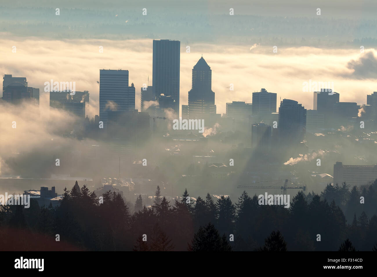 Lever du soleil sur la ville de Portland en Oregon à faible couvert des bancs de brouillard Banque D'Images