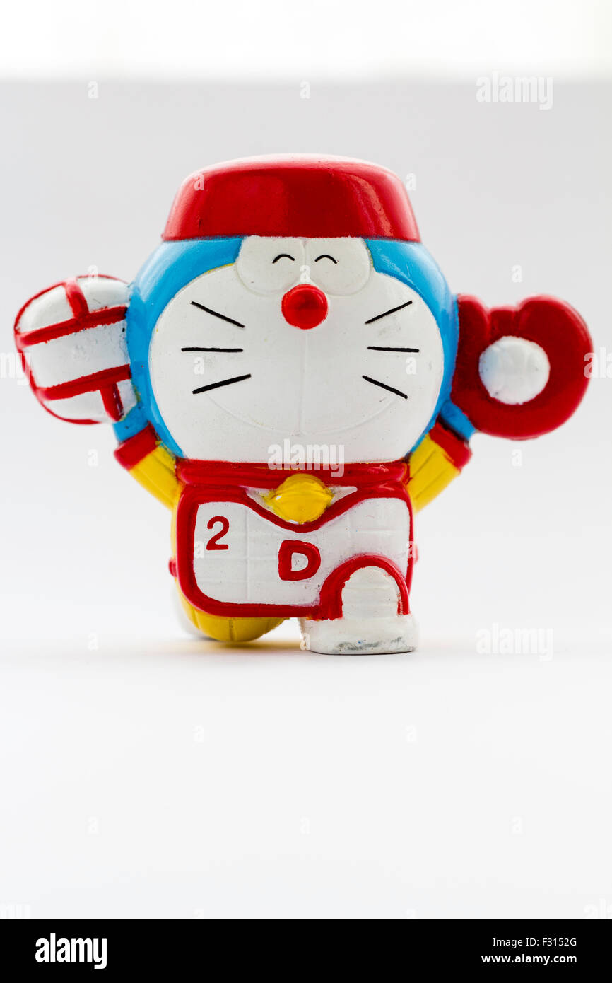 Doraemon, célèbre personnage de dessin animé japonais d'anime. Modèle en  plastique de lui jeter le baseball et portant casquette de baseball à  l'arrière-plan blanc Photo Stock - Alamy
