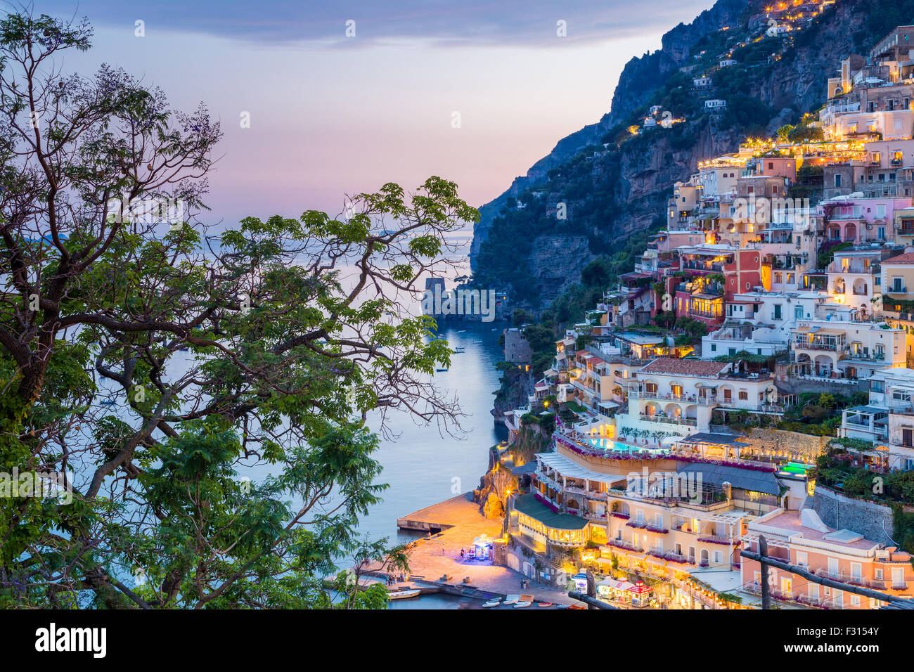 Positano après le coucher du soleil, la Côte d'Amalfi, Italie, Naples. Banque D'Images