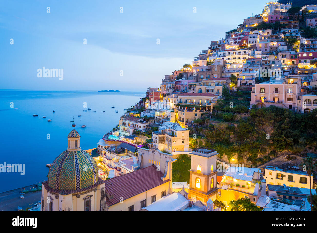 Positano après le coucher du soleil, la Côte d'Amalfi, Italie, Naples. Banque D'Images