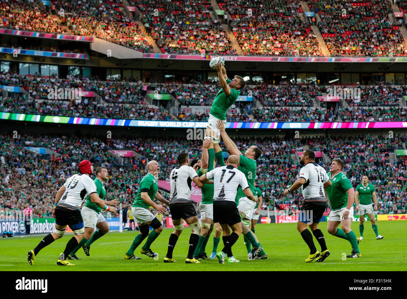 Londres, Royaume-Uni. 27 Sep, 2015. Coupe du Monde de Rugby. L'Irlande contre la Roumanie. Flanker Irlande Jordi Murphy gagne un alignement : Action Crédit Plus Sport/Alamy Live News Banque D'Images