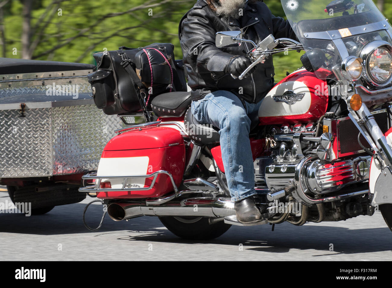 Gros plan d'une Honda Valkyrie rouge et blanc tirant une remorque. Banque D'Images