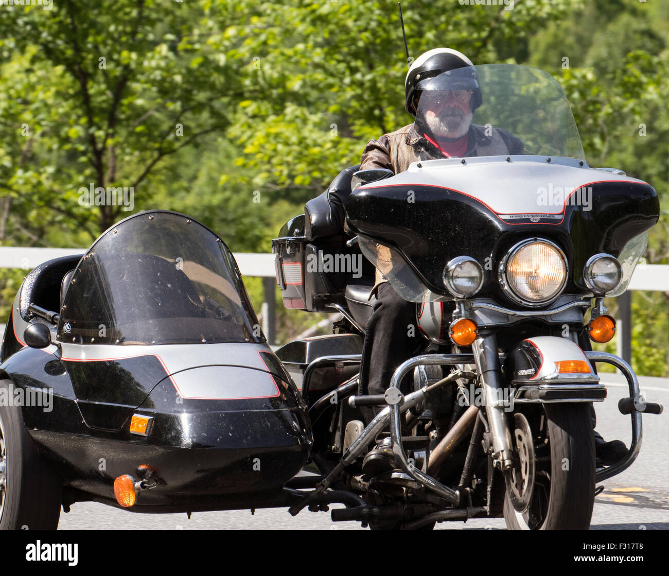 L'homme sur une moto Harley Davidson moto avec side car side-car correspondant. Banque D'Images