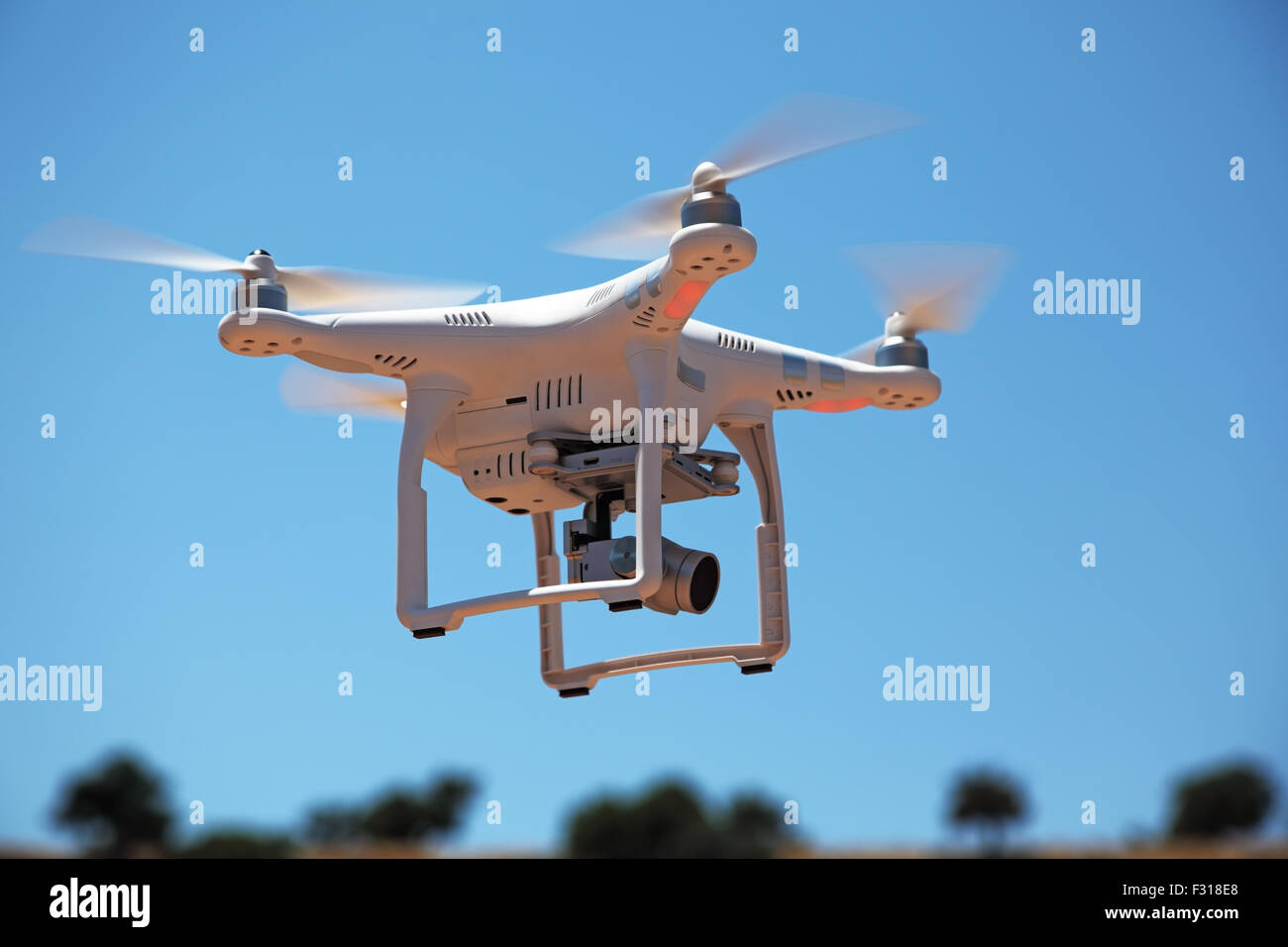 Low angle view of drone avec camera voler contre le ciel Banque D'Images