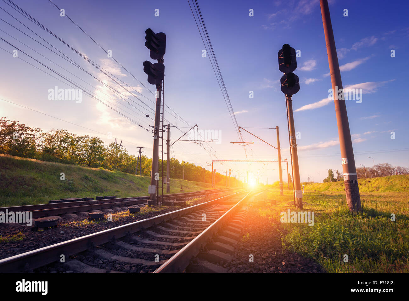 Plate-forme du train de fret au coucher du soleil. Railroad en Ukraine. La gare ferroviaire. Banque D'Images