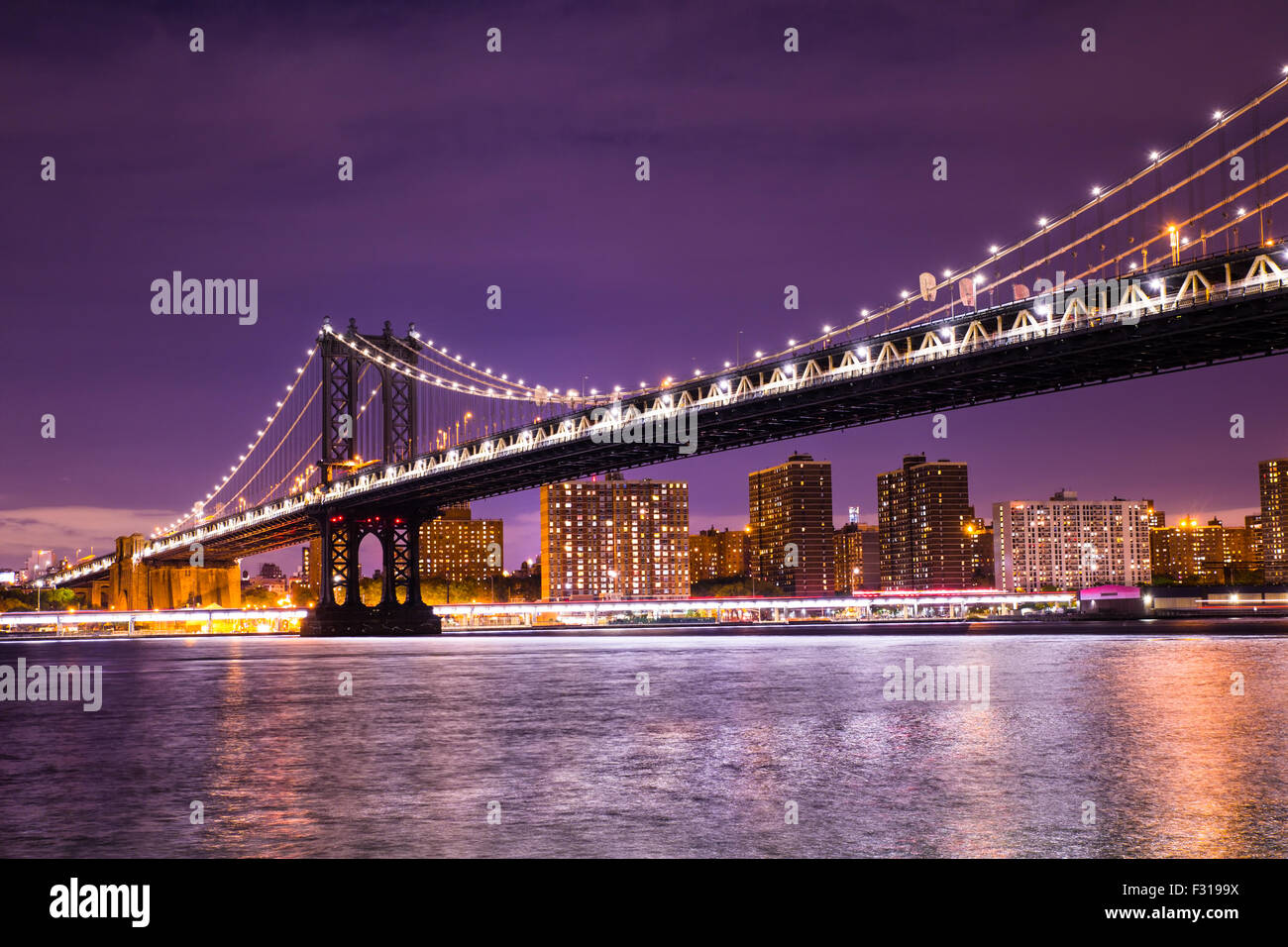 Vue nocturne de la pont de Manhattan à New York City Banque D'Images