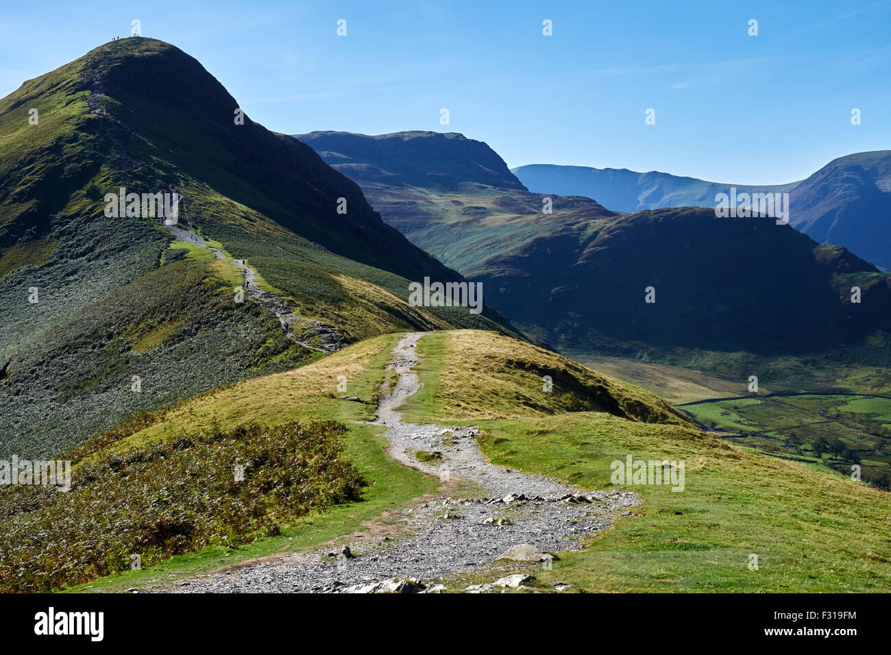 Le chemin vers le haut de Cat Bells dans le nord-ouest Lake District, Royaume-Uni Banque D'Images
