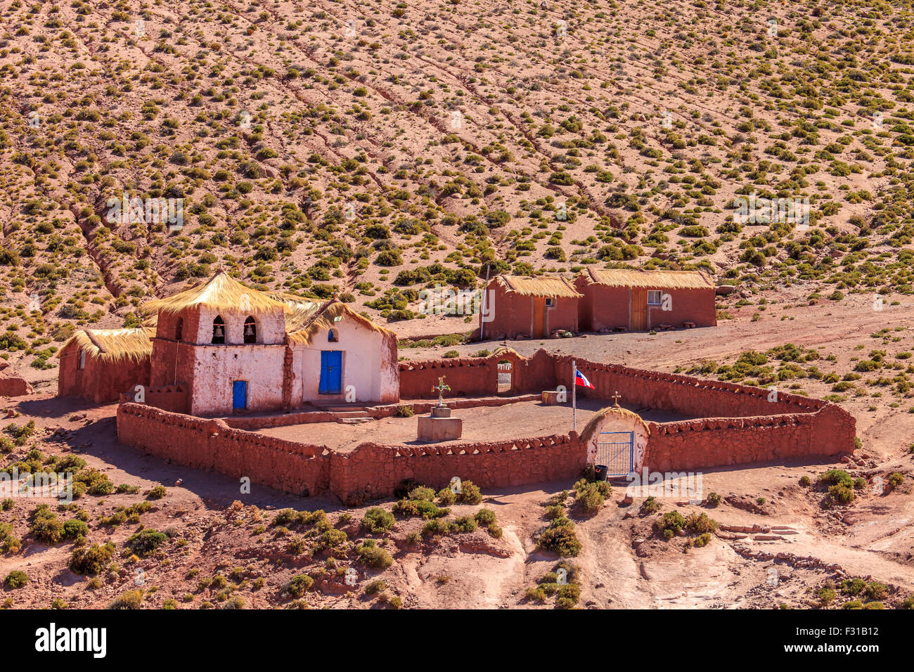 La petite vieille église du village de Guatin (Atacama, Chili) Banque D'Images