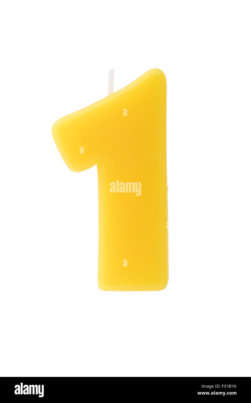 Bougie d'anniversaire jaune sous la forme d'un numéro sur fond blanc Banque D'Images