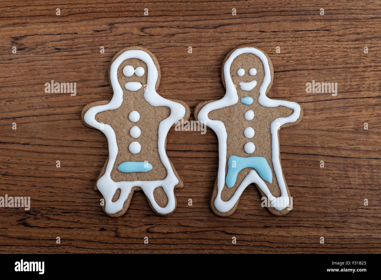 Gingerbread man and woman on a wooden background Banque D'Images