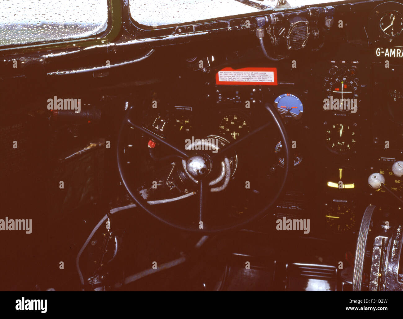 L'intérieur du cockpit d'un avion DC3.Le Douglas DC-3 est un avion avion à hélices. Sa vitesse de croisière (207 mp Banque D'Images