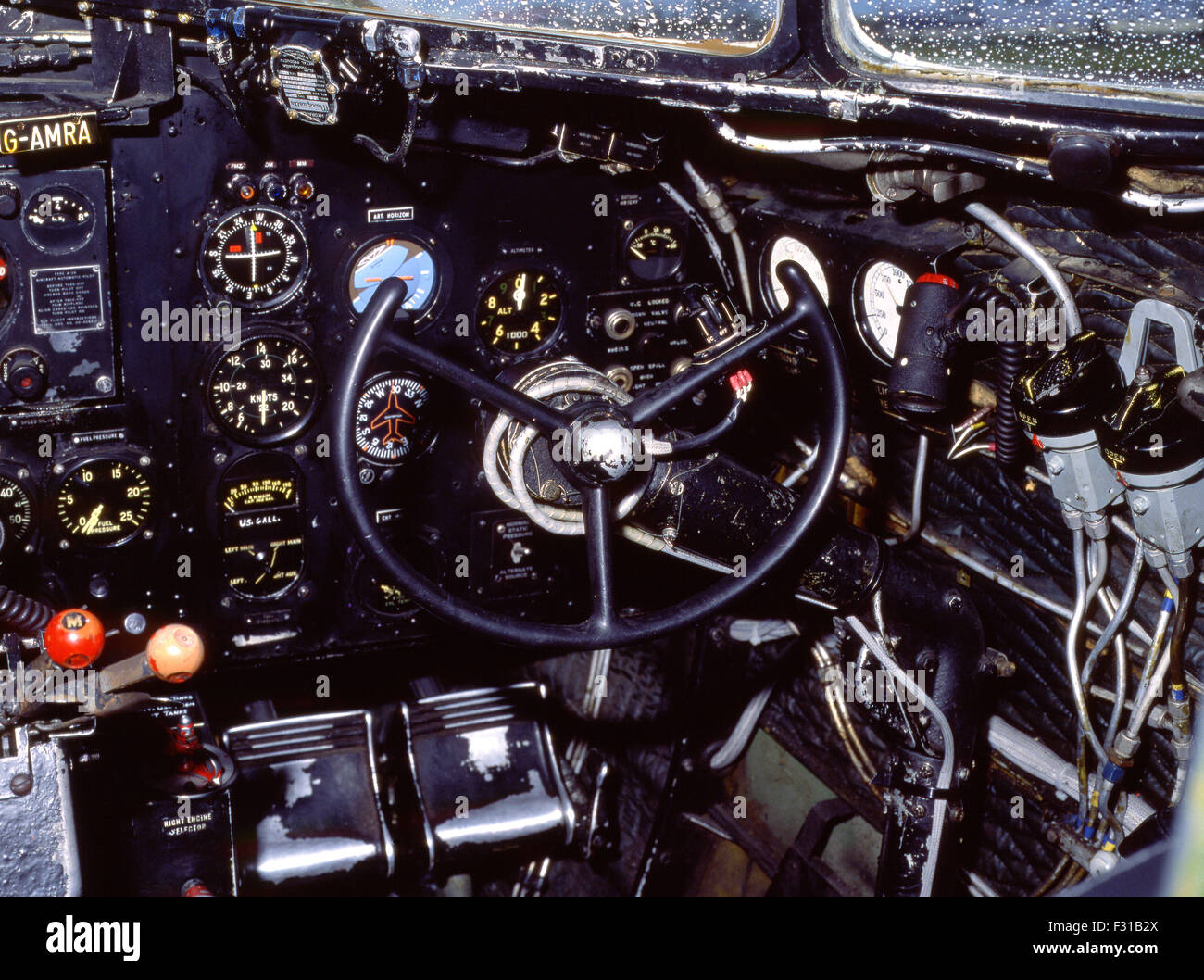 L'intérieur du cockpit d'un avion DC3.Le Douglas DC3 est un avion — free download