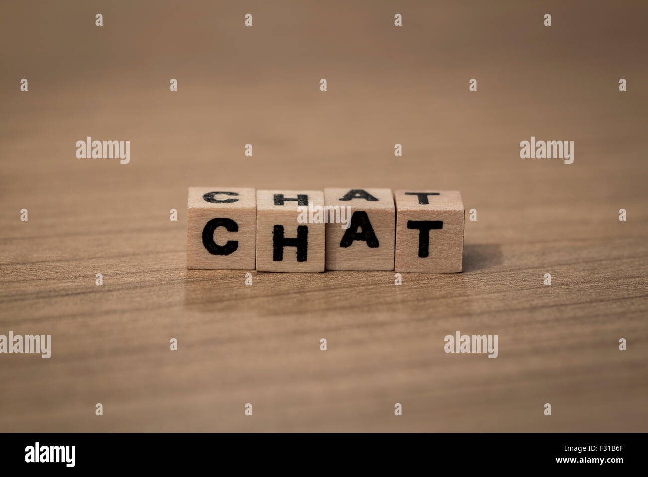 Chat écrit en cubes en bois sur un bureau Banque D'Images
