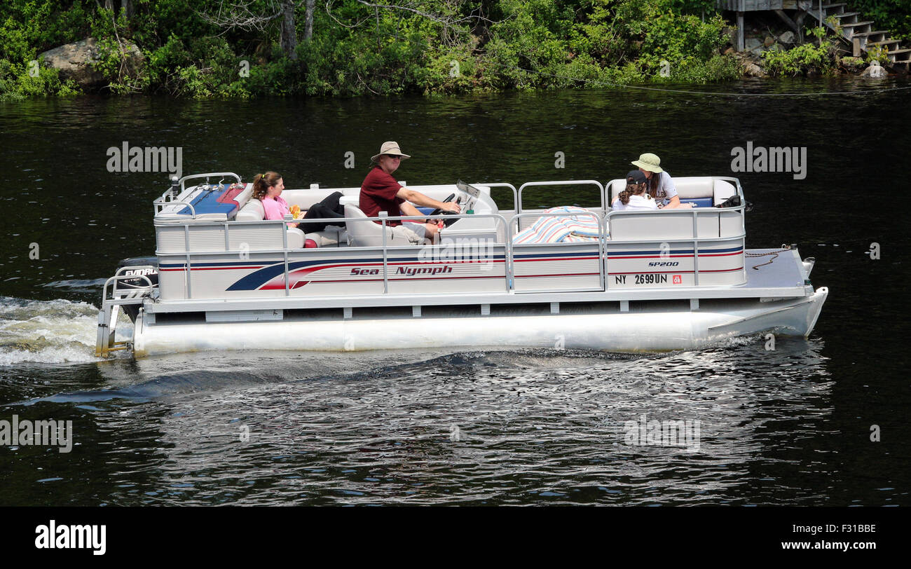 Bateau ponton avec des amis de la famille de personnes à bord. Long Lake, New York, États-Unis d'Amérique États-unis Adirondack State Park Banque D'Images