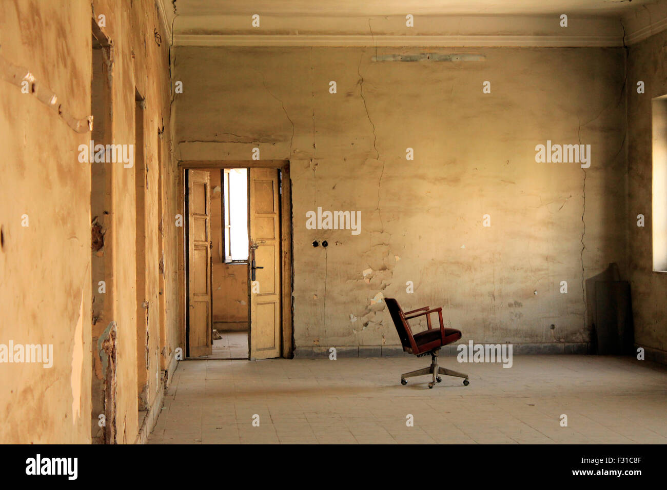 Maison vide avec chaise isolée Banque D'Images