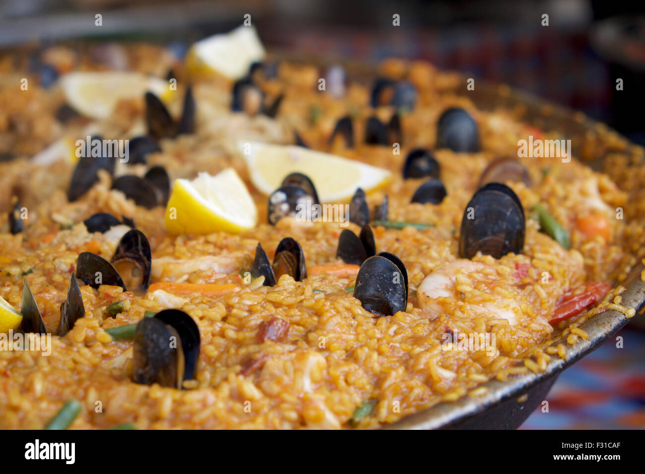 Grande casserole de cuisson de la paella à un marché d'alimentation Banque D'Images