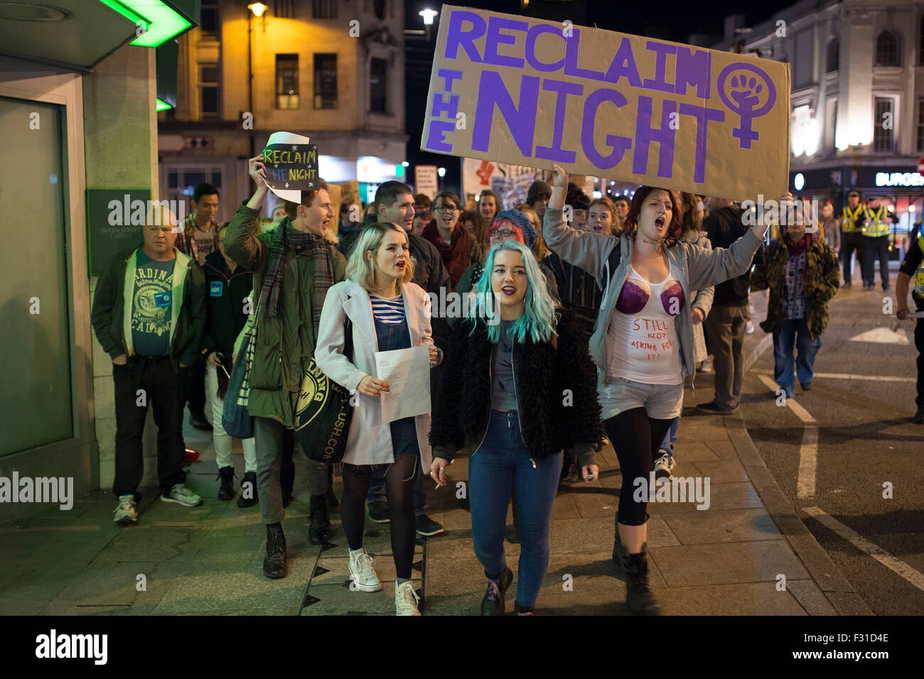 Un récupérer la marche de nuit pour protéger les droits fondamentaux des femmes à Cardiff, Pays de Galles du Sud. Banque D'Images