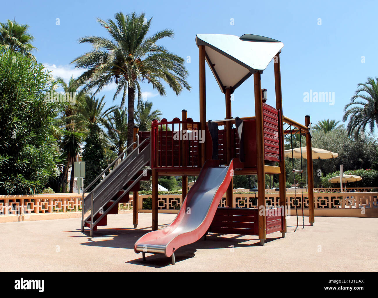 Cour de l'école dans un parc tropical. Banque D'Images