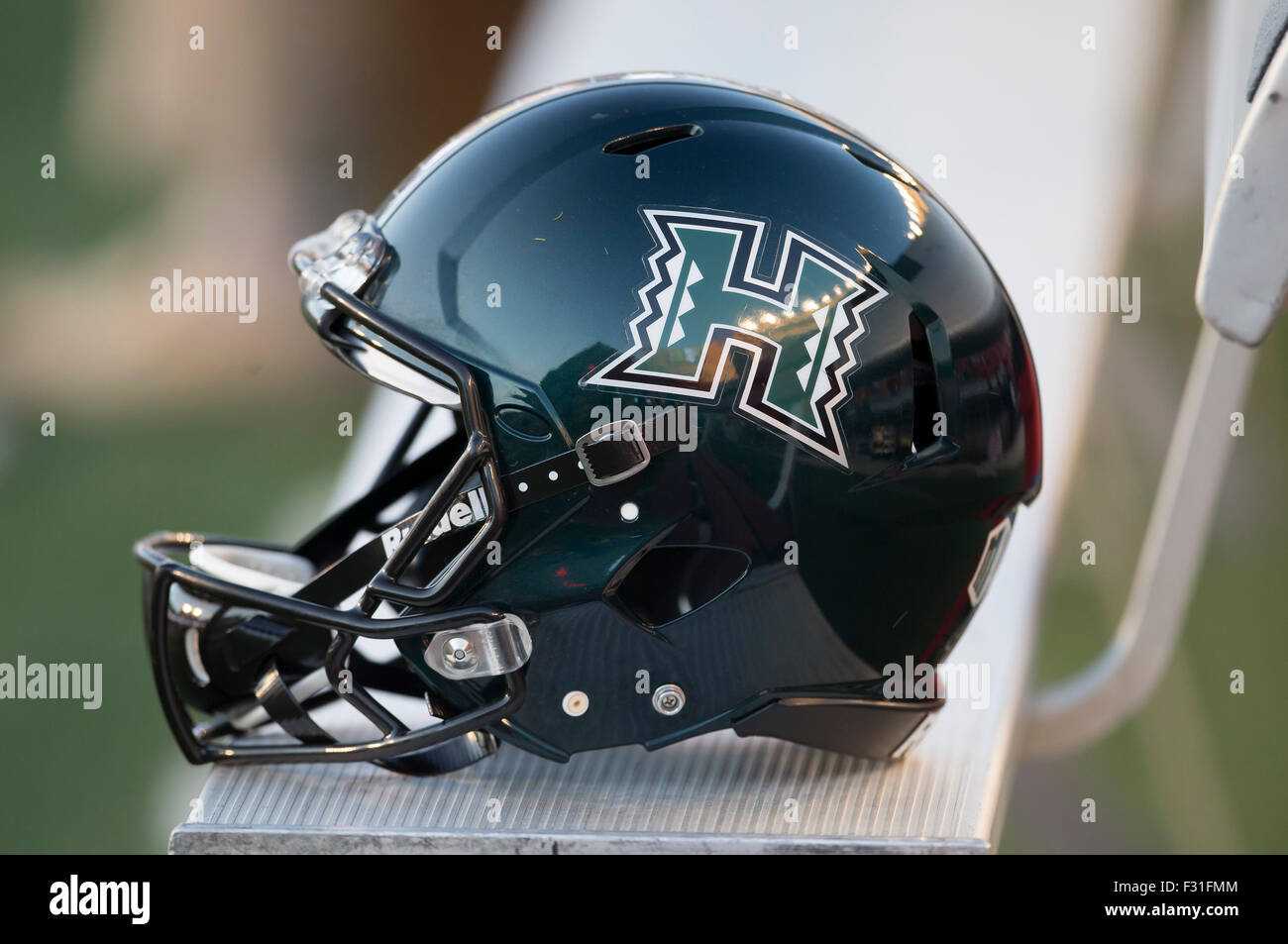 Madison, Wisconsin, USA. 26 Septembre, 2015. Hawaii est assis sur le banc du casque au cours de la NCAA Football match entre l'Hawaii Rainbow Warriors et le Wisconsin Badgers au Camp Randall Stadium à Madison, WI. Wisconsin Wisconsin défait 28-0. Credit : Cal Sport Media/Alamy Live News Banque D'Images