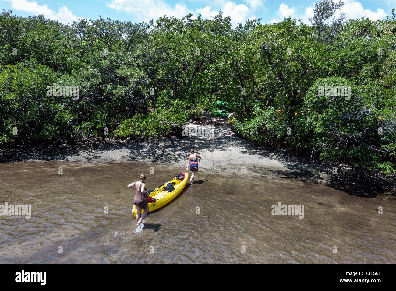 Florida North Palm Beach, John D. MacArthur Beach State Park, Lake Worth Lagoon, kayak, kayak, kayak, eau, adultes femme femme femme femme femme, visito Banque D'Images