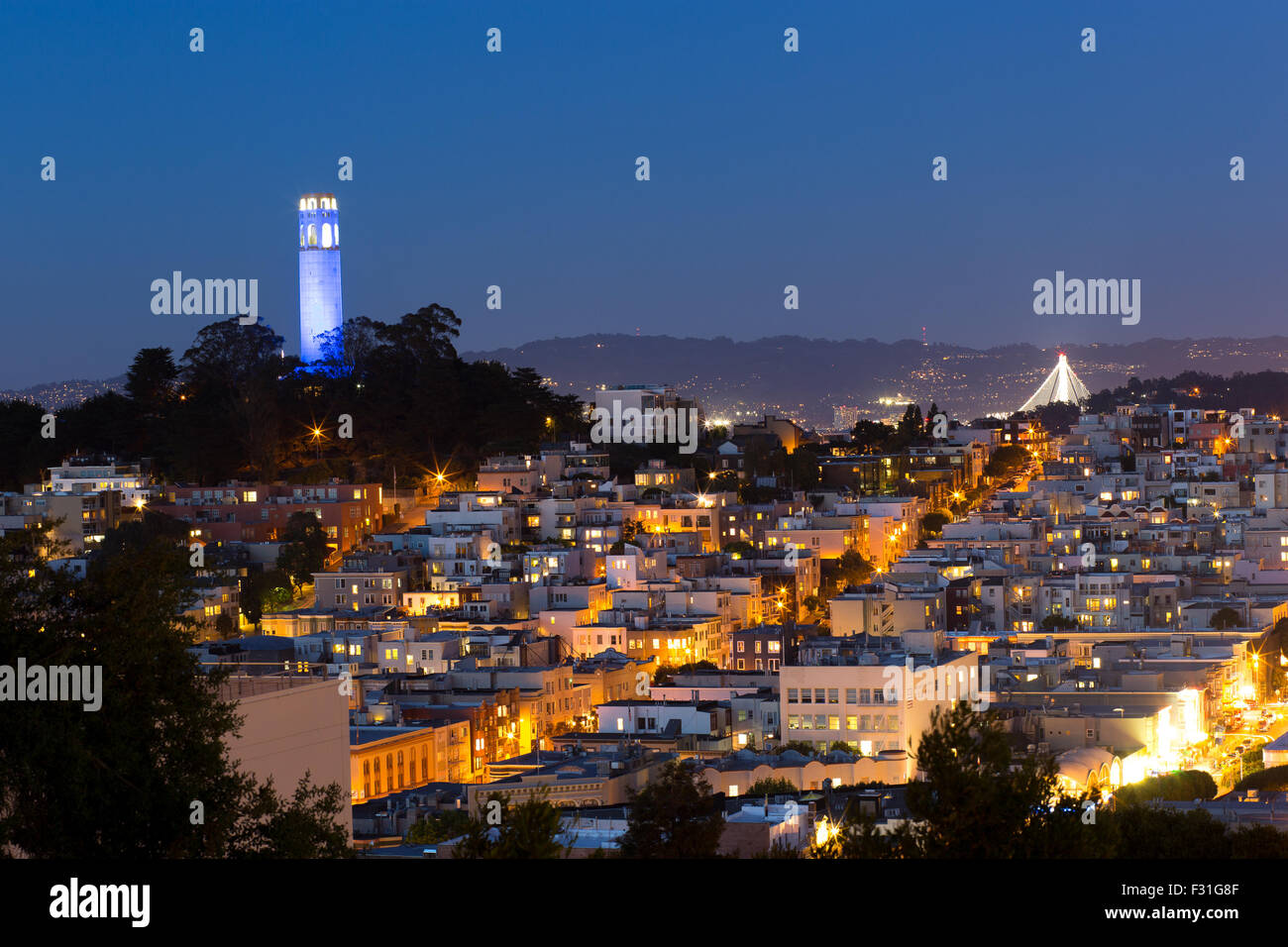 La Coit Tower et maisons sur Telegraph Hill à san francisco de nuit Banque D'Images