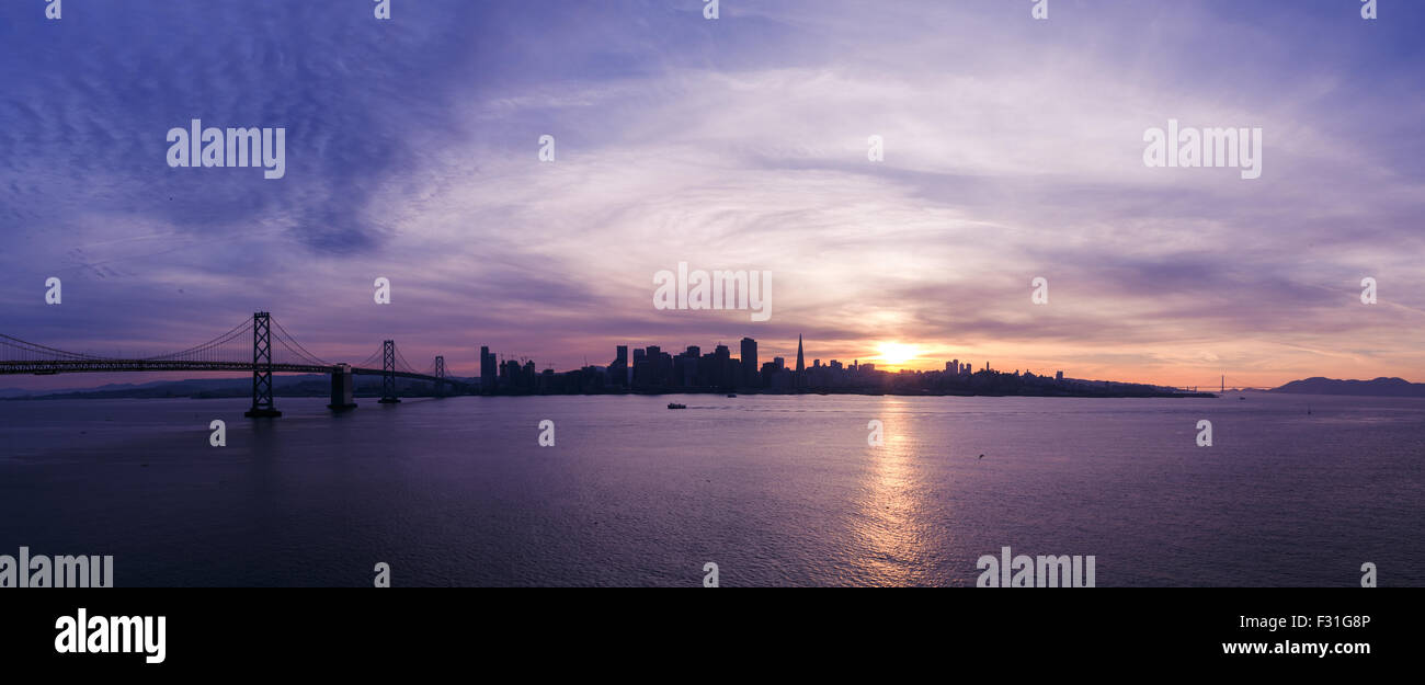 Vue panoramique sur la ville de San Francisco et silhouette Bay Bridge au coucher du soleil Banque D'Images