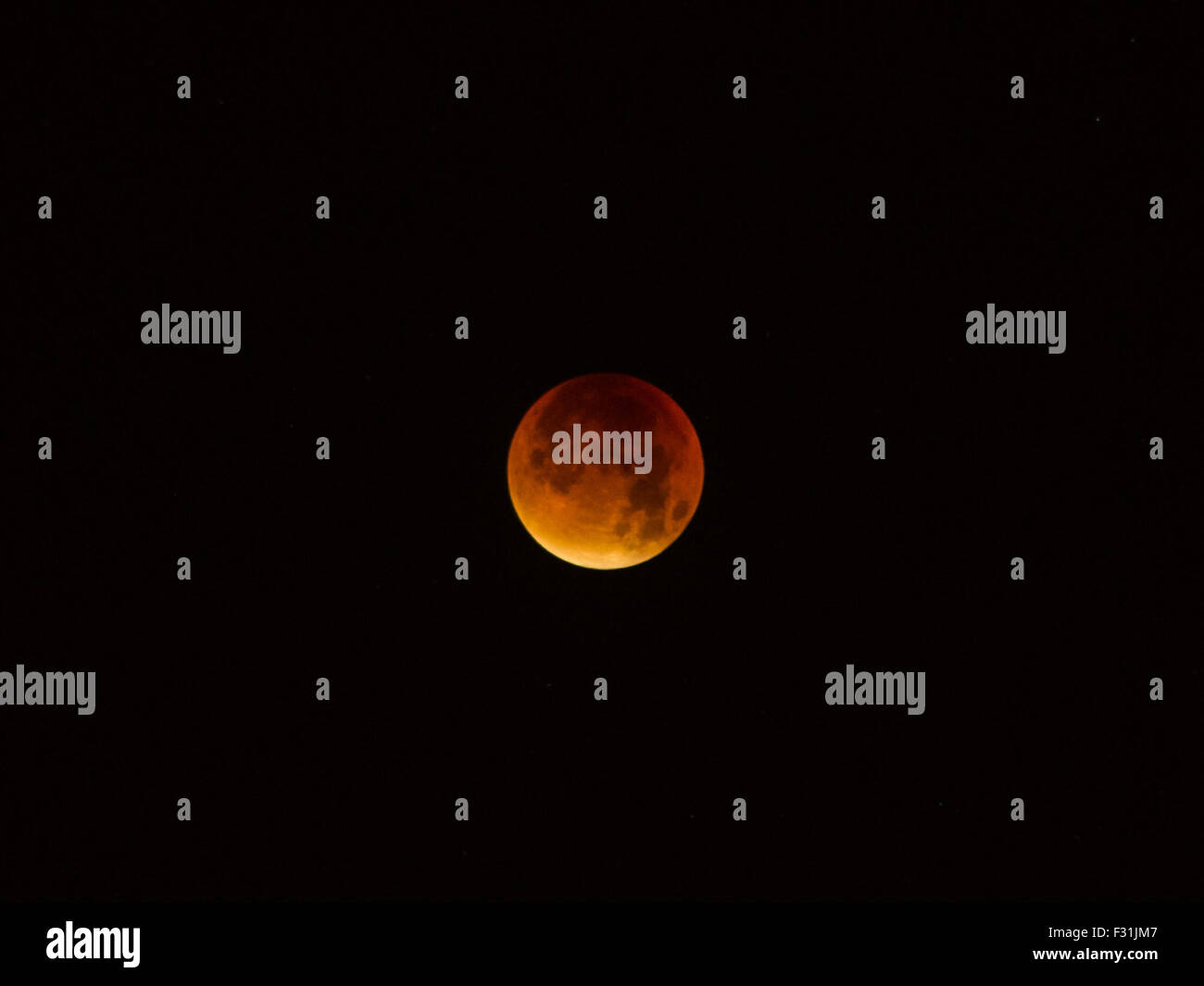 Londres, Royaume-Uni. 28 Septembre, 2015. Super Lune de sang éclipse lunaire à partir de Londres. Credit : Pete Maclaine/Alamy Live News Banque D'Images