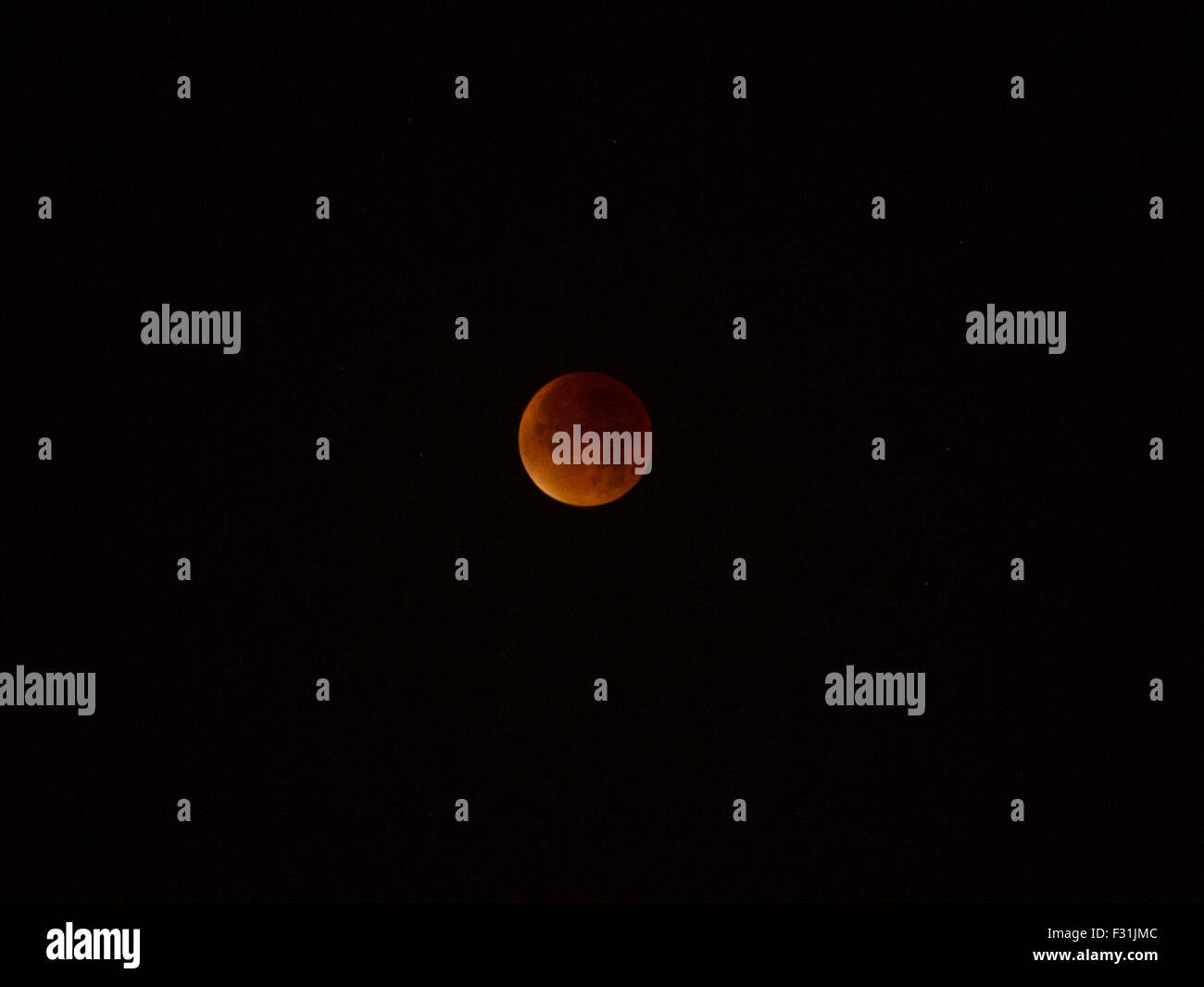 Londres, Royaume-Uni. 28 Septembre, 2015. Super Lune de sang éclipse lunaire à partir de Londres. Credit : Pete Maclaine/Alamy Live News Banque D'Images