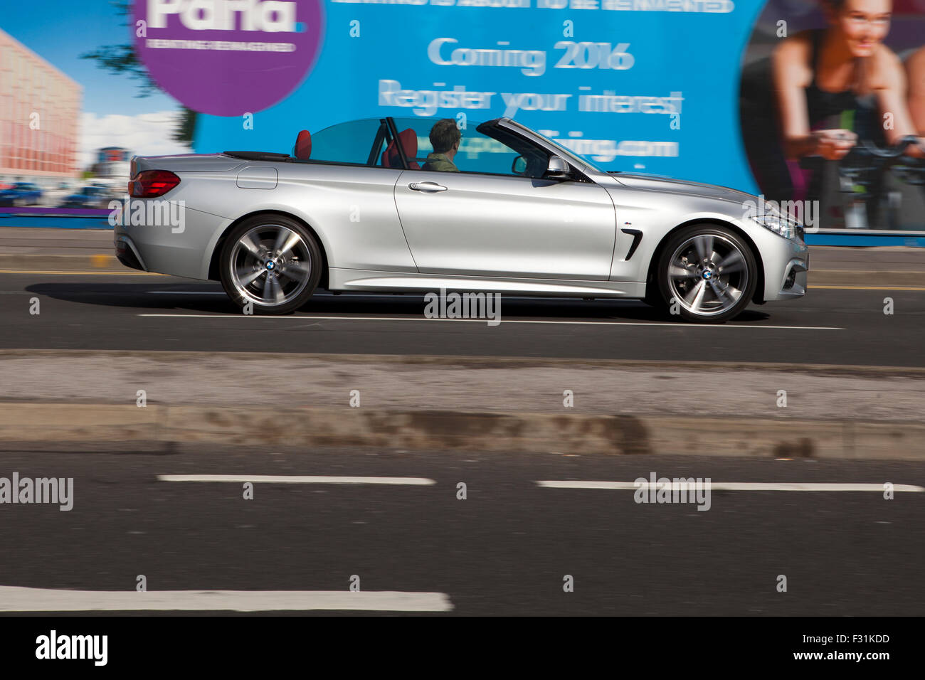 Un flou déménagement BMW série 3 en vitesse de flou sur le volet '' à Liverpool, Liverpool, Merseyside, Royaume-Uni Banque D'Images