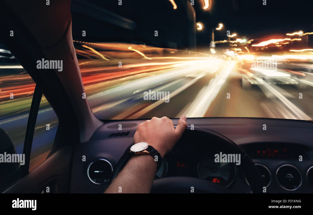 Conduire la voiture dans la nuit Banque de photographies et d’images à haute résolution Page 2