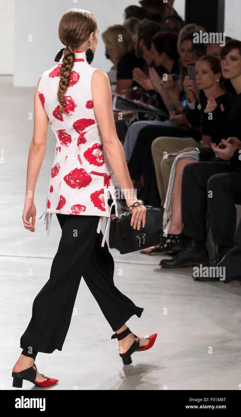 New York, NY - 16 septembre 2015 : Aubree Rivera promenades la piste à l'Proenza Schouler fashion show pendant le printemps été Banque D'Images