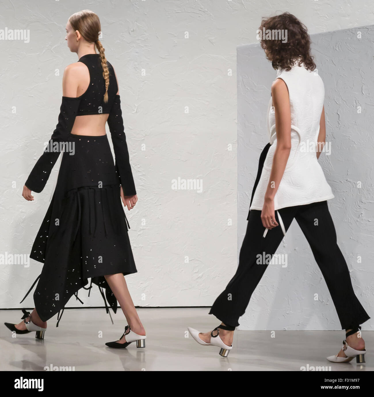 New York, NY - 16 septembre 2015 : Modèles à pied la piste à l'Proenza Schouler fashion show pendant le printemps été 2016 Nouveau Banque D'Images