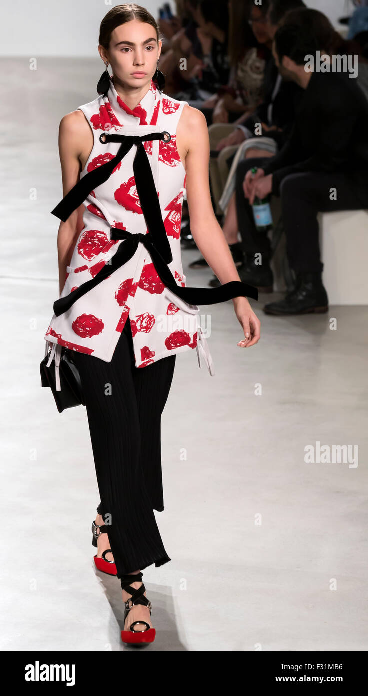 New York, NY - 16 septembre 2015 : Aubree Rivera promenades la piste à l'Proenza Schouler fashion show pendant le printemps été Banque D'Images