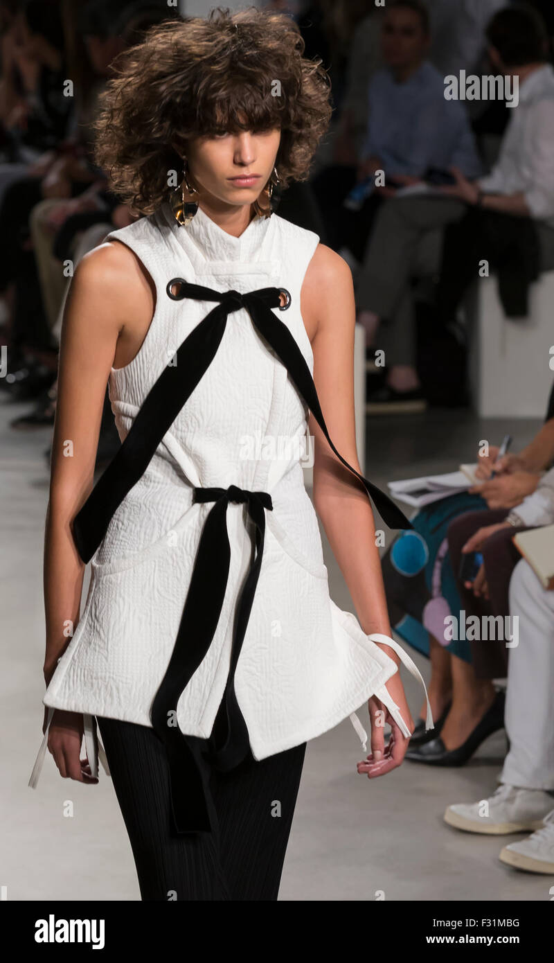 New York, NY - 16 septembre 2015 : Mica Arganaraz promenades la piste au Proenza Schouler fashion show pendant le printemps été Banque D'Images