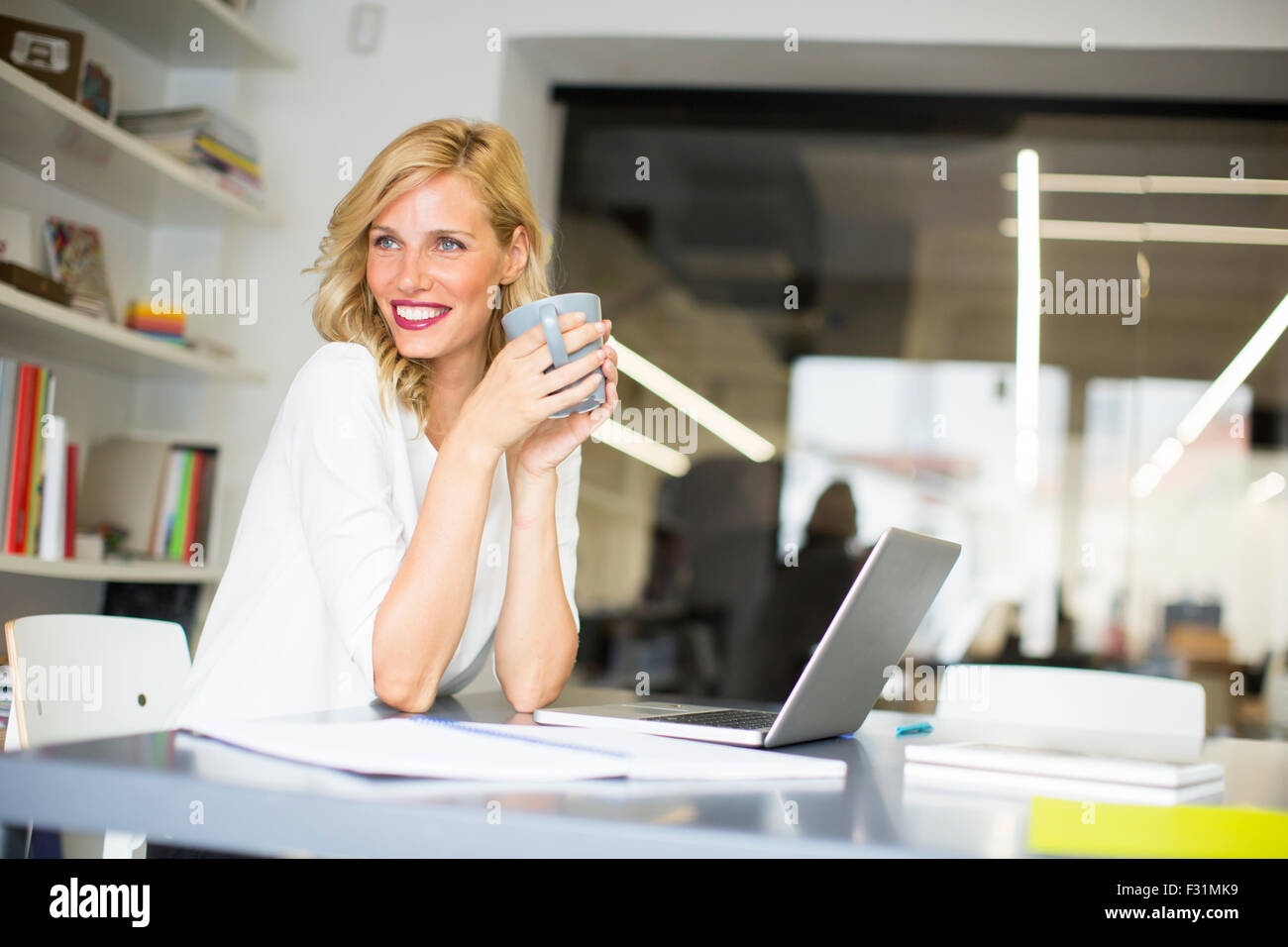 Femme bureau Banque de photographies et d’images à haute résolution - Alamy