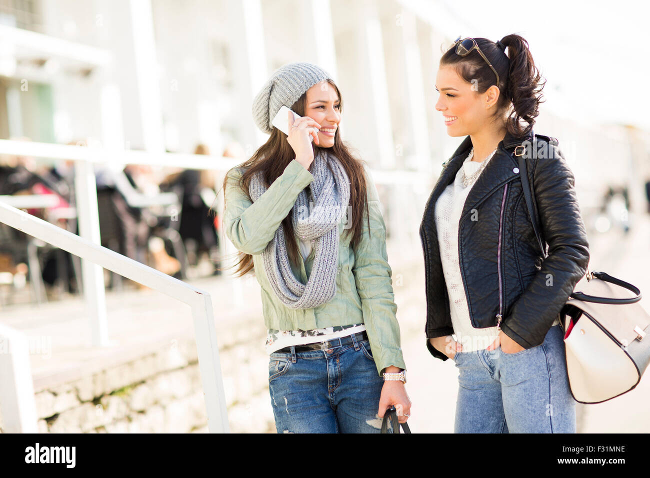 De jolies jeunes femmes outdoor Banque D'Images