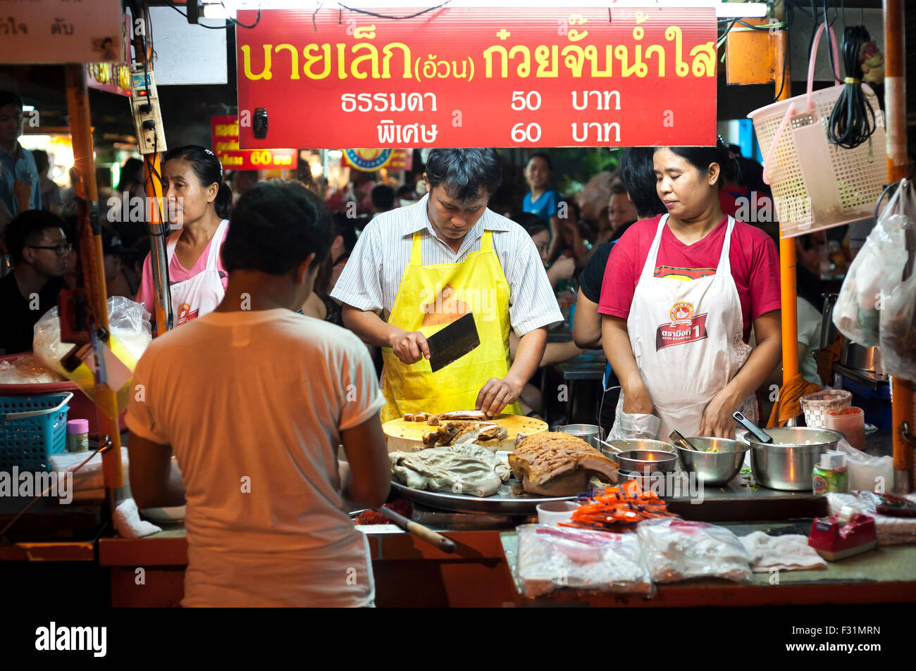 L'alimentation de rue yaowarat road hawker se tenir sur le quartier chinois à bangkok Banque D'Images