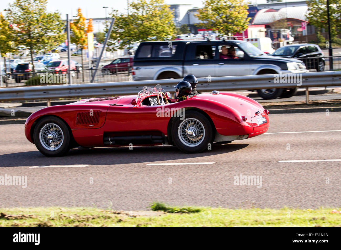 Un millésime 1953 Jaguar C-Type replica voiture sport décapotable voyageant le long de la route à l'ouest de Kingsway à Dundee, Royaume-Uni Banque D'Images