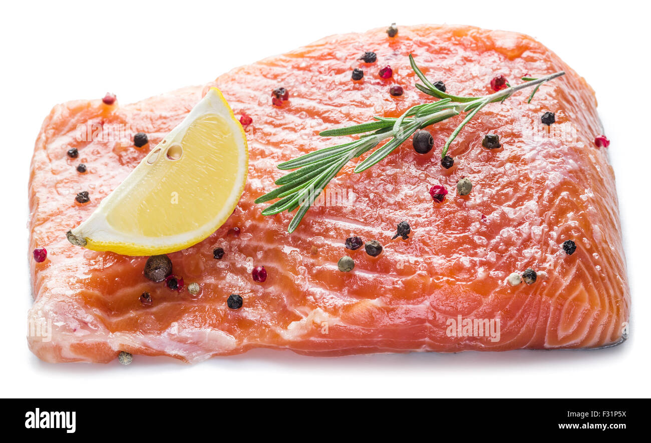 Filet de saumon salé sur le fond blanc. Banque D'Images