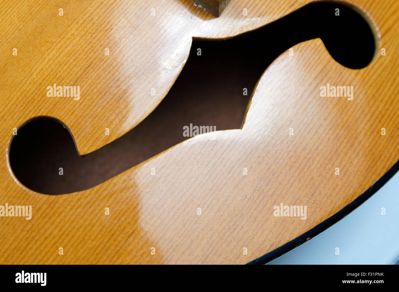 F trou sur la mandoline. Banque D'Images