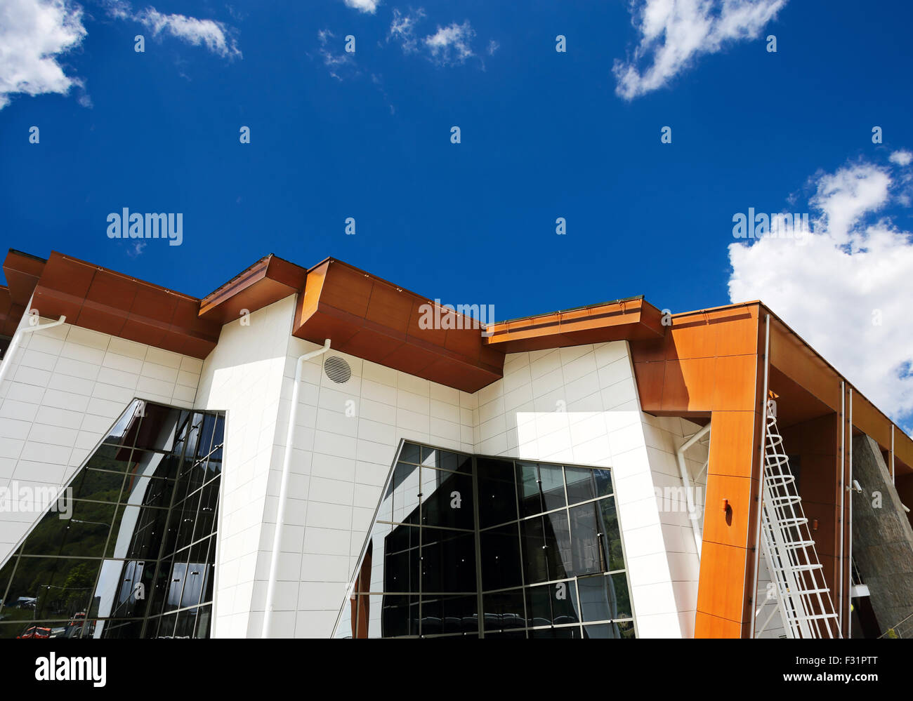 Grand bâtiment de style high-tech avec des murs blancs et de grandes fenêtres en verre Banque D'Images