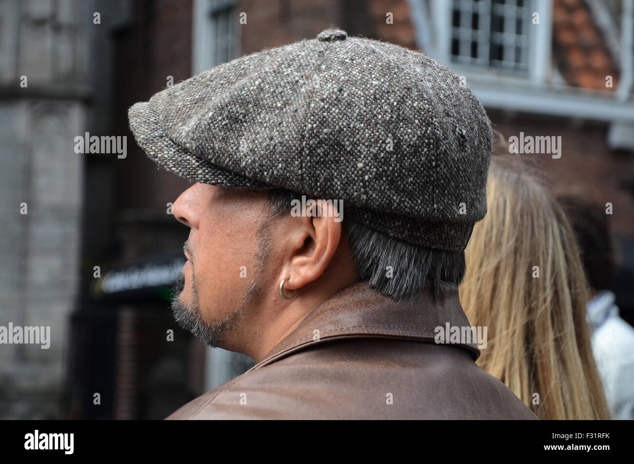 Homme portant 8-panel gavroche Stetson chapeau (Donegal) Banque D'Images