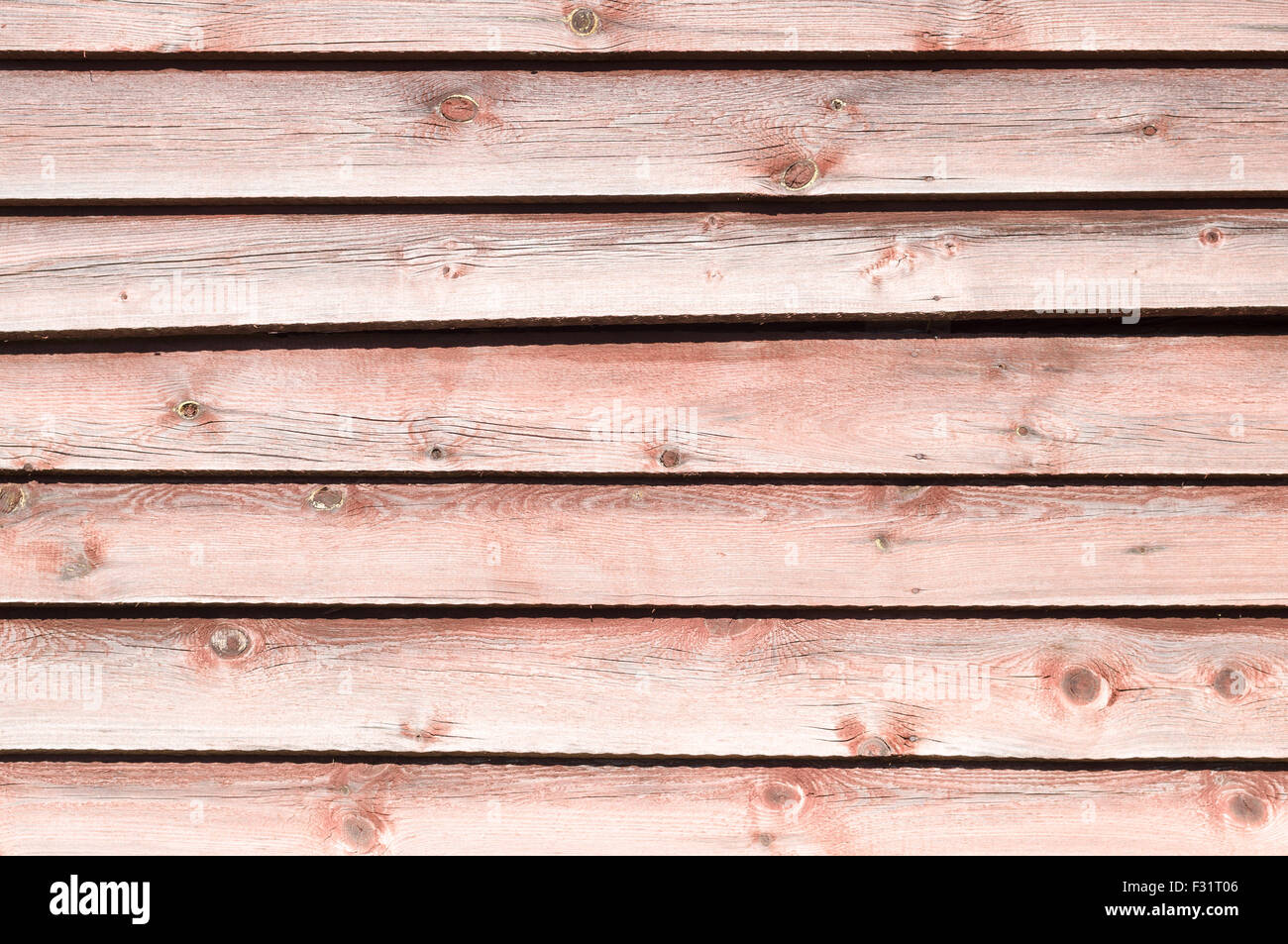 Vieux mur en bois rouge pâle avec de la peinture, planches horizontales Banque D'Images