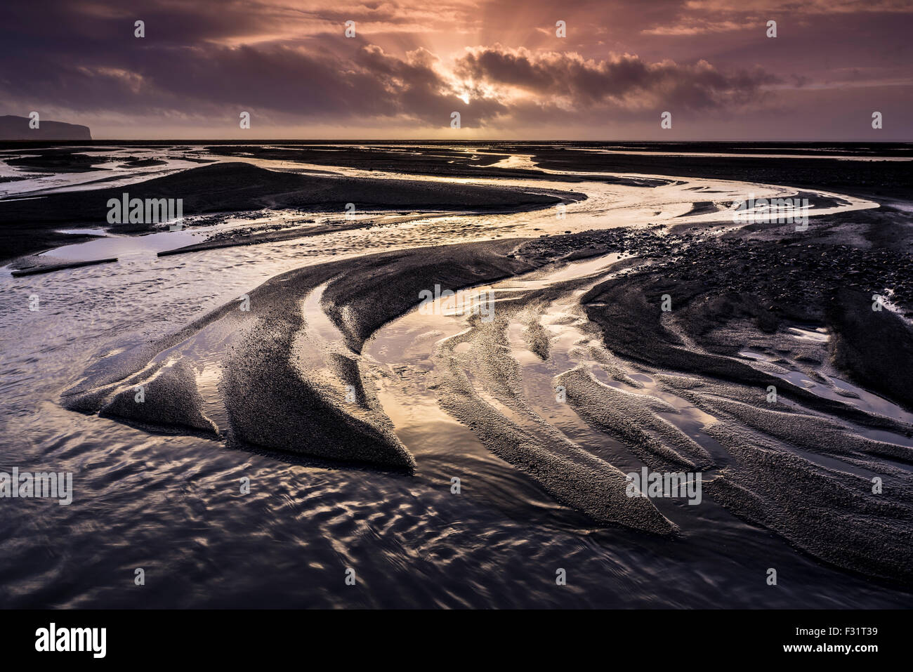 Rivière glaciaire Kúðafljót avec de l'eau reflétant au coucher du soleil à Vik, Région du Sud, Islande Banque D'Images